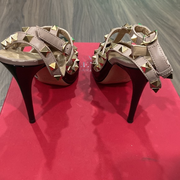 (Slightly Used)Valentino Garavani pebbled leather pump. - Picture 5 of 5